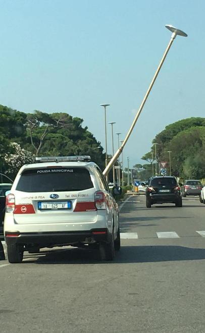 Auto si schianta sul lampione