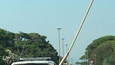 Auto si schianta sul lampione