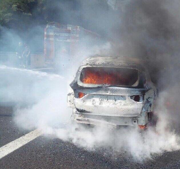 Bmw a fuoco sull’autostrada: conducente scende e si salva 