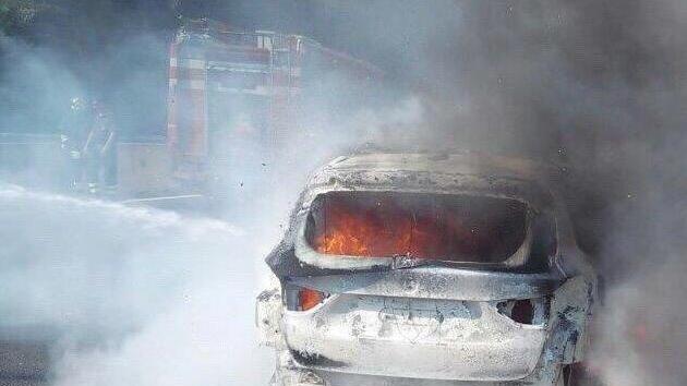 Bmw a fuoco sull’autostrada: conducente scende e si salva