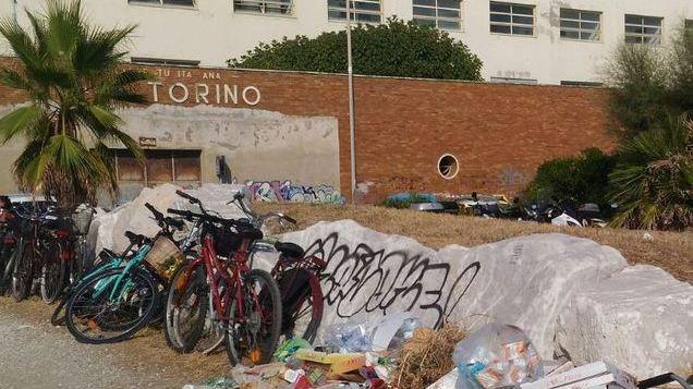 Rifiuti abbandonati di fronte all’ex Torino