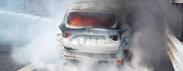 Automobile distrutta dalle fiamme in autostrada