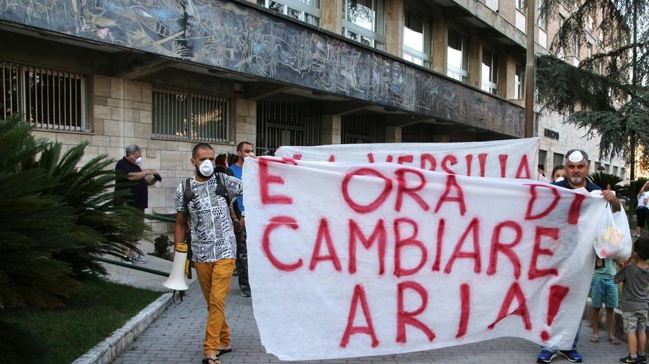 È un altro agosto di cattivo odore in città I cittadini: «Si continua a far finta di niente»