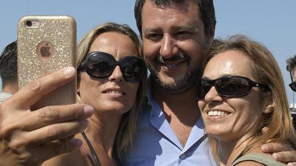 Folla in Passeggiata per Salvini che assaggia i budini di Galliano