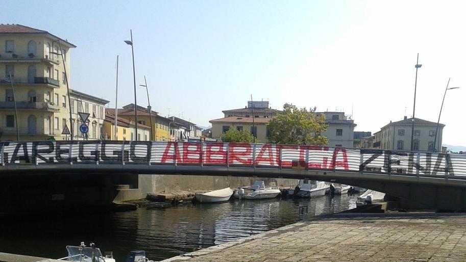 Uno striscione per Genova
