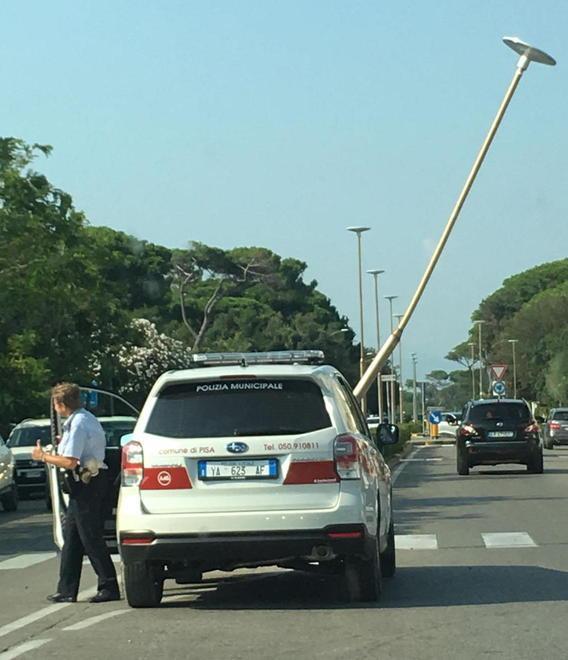 Con l’auto va a sbattere contro un lampione