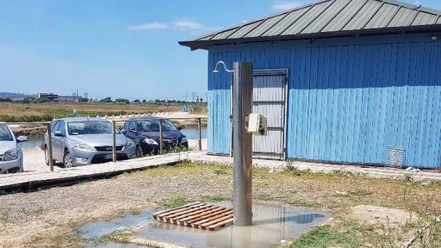 Tra bagni sporchi, doccia fatiscente e rifiuti ovunque