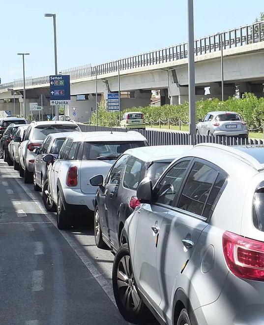 «Fino a mezz’ora di attesa» Caos parcheggi all’aeroporto 