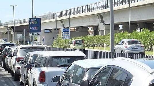 «Fino a mezz’ora di attesa» Caos parcheggi all’aeroporto