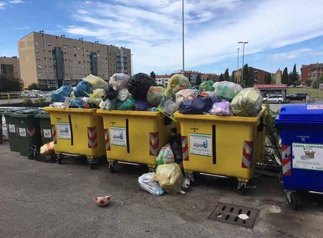 Bosco dei Cappuccini spunta un cartello contro i rifiuti selvaggi