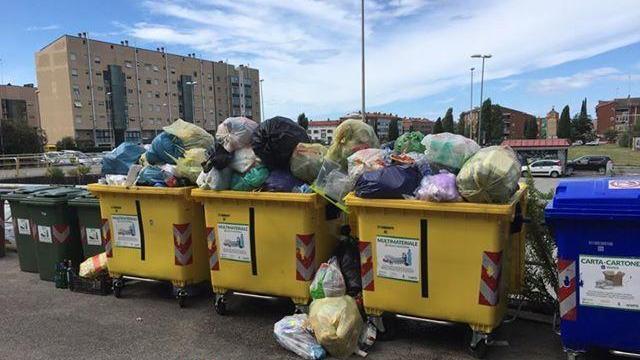 Bosco dei Cappuccini spunta un cartello contro i rifiuti selvaggi