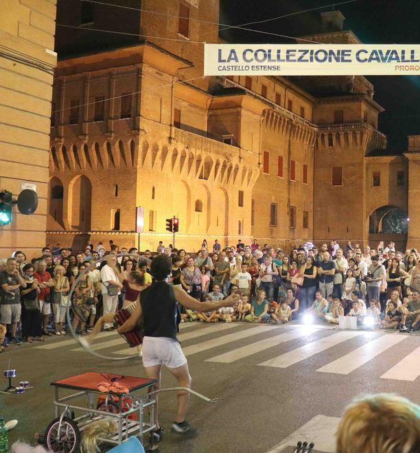 Invincibili Buskers, serate con il pienone Turisti e appassionati invadono Ferrara