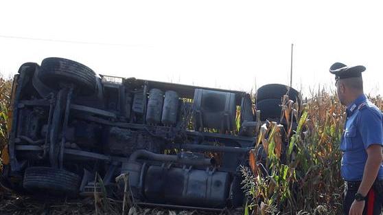 Motrice esce di strada e si rovescia in un campo