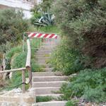 Piombino, transenne e divieti imposti da mucchi di rifiuti 