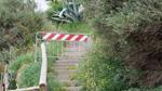 Piombino, transenne e divieti imposti da mucchi di rifiuti