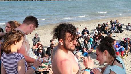 Inseguono i ladri con scooter e biciclette: «Quel gruppo di ragazzini è da applausi»
