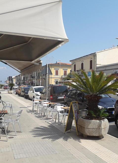 La strada dei negozi cambia volto tra botteghe in crisi e nuove attività 
