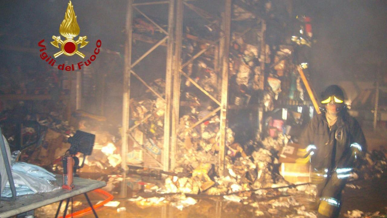 Cagliari, incendio devasta il deposito del negozio "Io Bimbo"