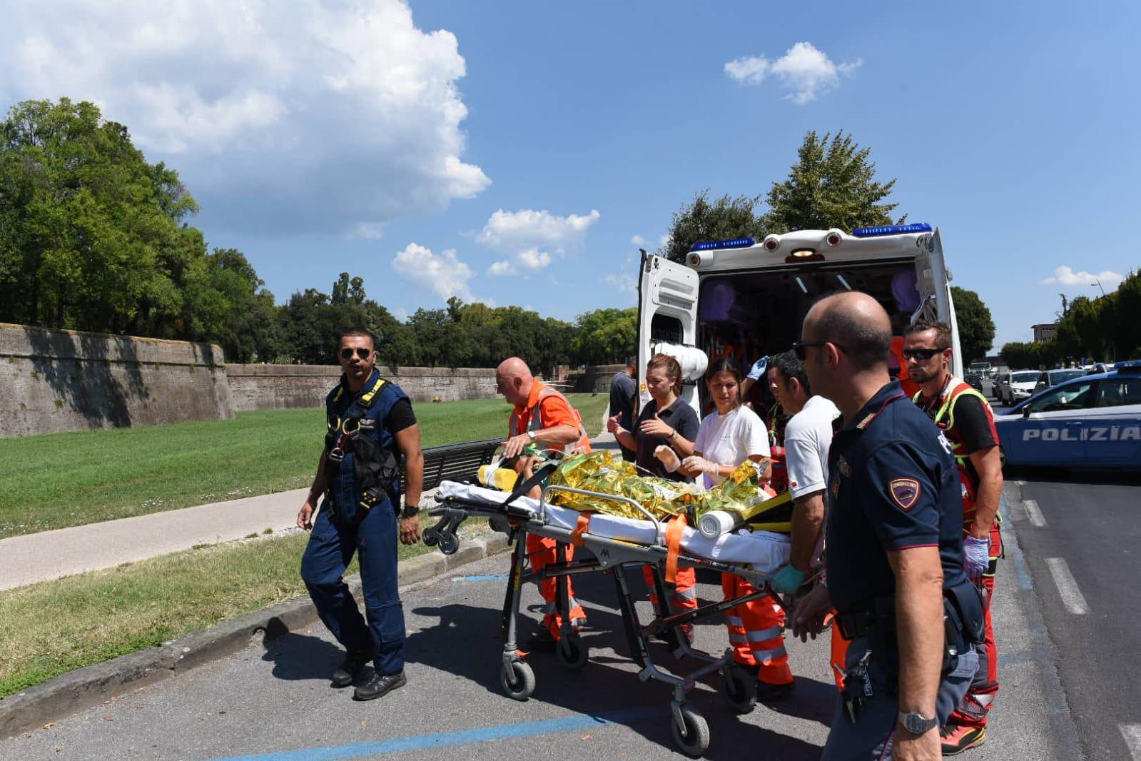 Il soccorso al piccolo caduto dalle Mura (Foto Sernacchioli)
