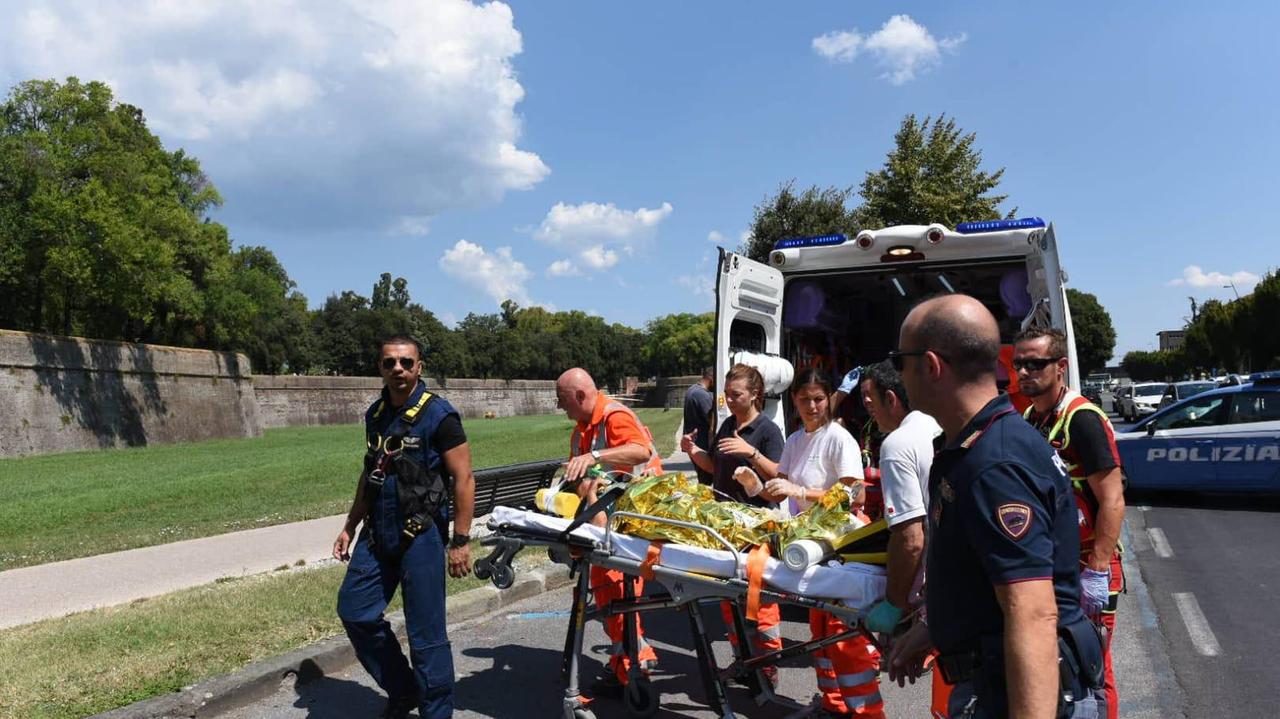 Il soccorso al piccolo caduto dalle Mura (Foto Sernacchioli)