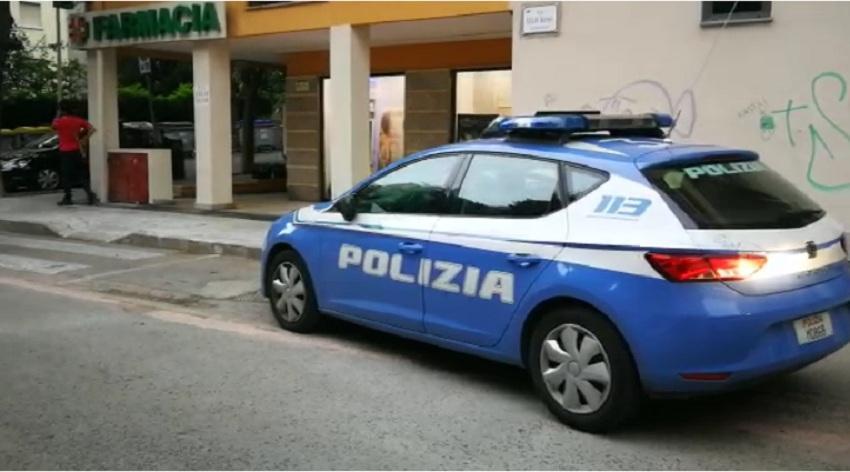 La farmacia rapinata in via Togliatti (foto mauro chessa)