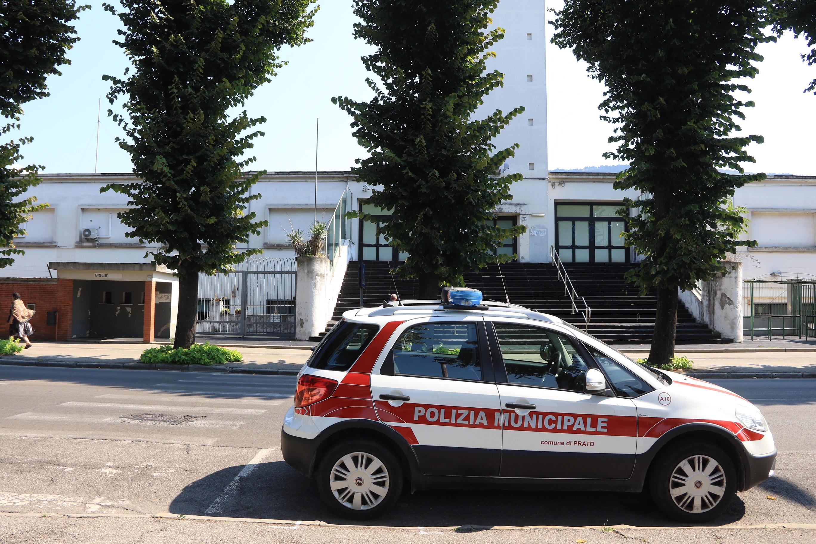 La polizia municipale davanti allo stadio Lungobisenzio (foto Sproviero/Batavia)