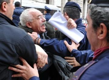 Insulti e spintoni: Buontempo assediato 