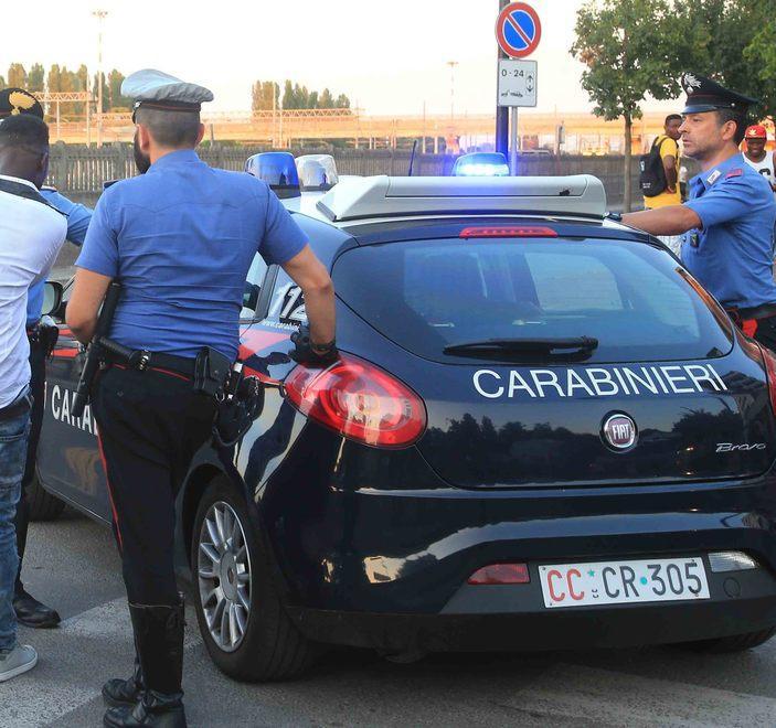 Reggio Emilia, la minaccia con un coltello lei scappa con il proprio bimbo 