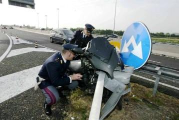 Muore con la moto contro il guardrail 
