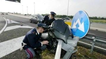 Muore con la moto contro il guardrail