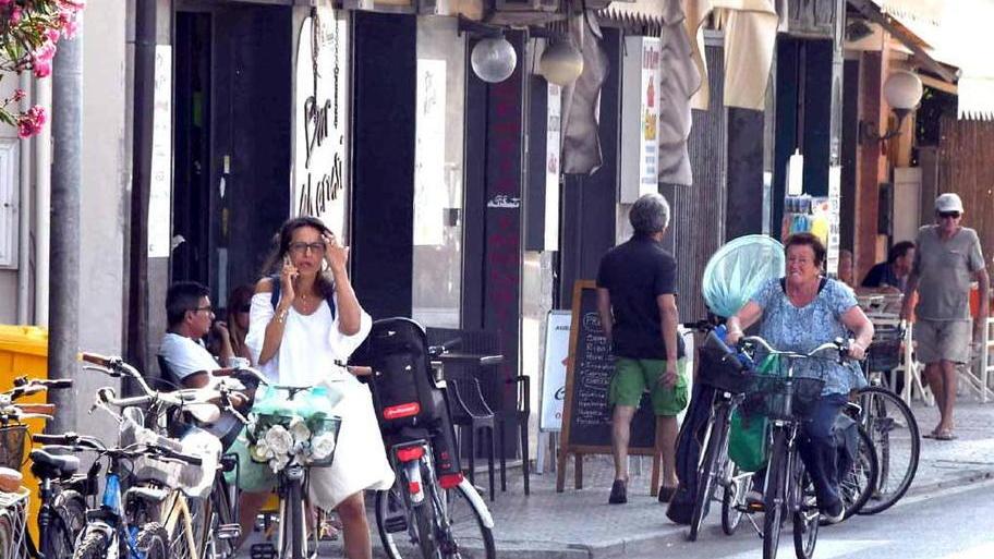 Non vede le transenne, auto contro gruppo di amici