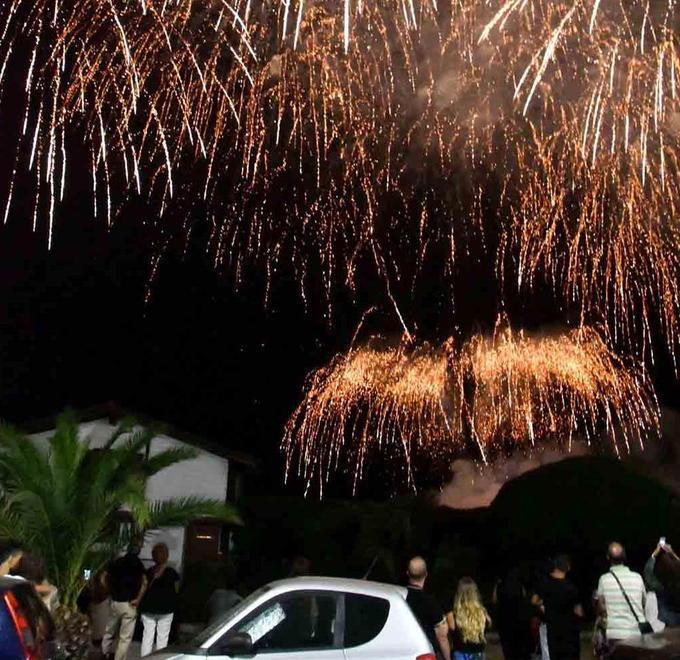 È stato un commerciante a fare i fuochi la sera del lutto 