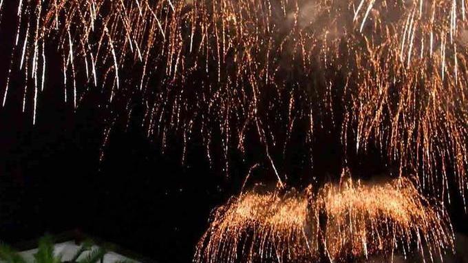 È stato un commerciante a fare i fuochi la sera del lutto