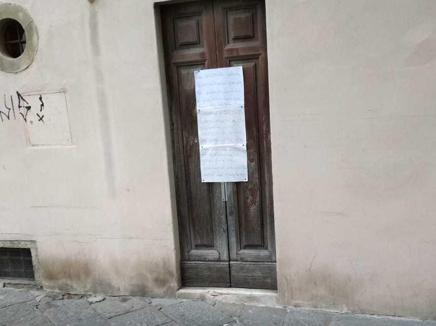 Cartelli e biglietti fuori dalla chiesa per denunciare la maleducazione 