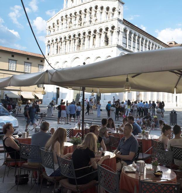 Santini all’attacco: «Lucca richiede un turista facoltoso» 