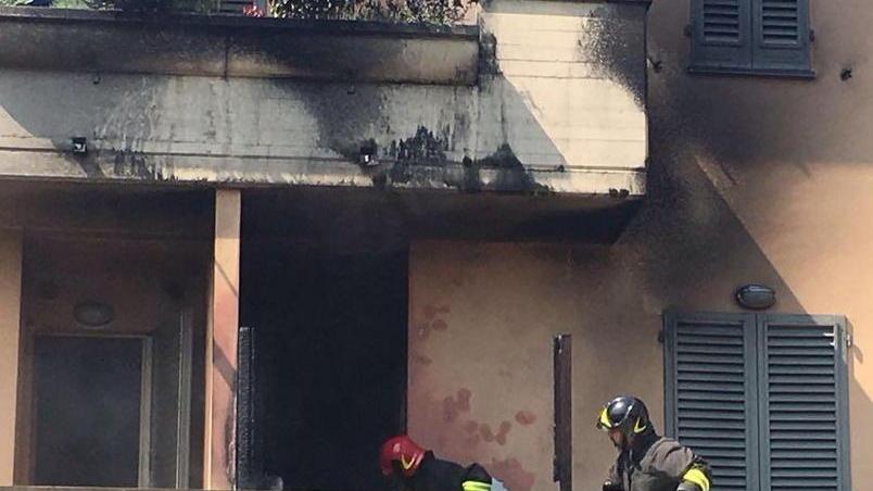 Casa in fiamme in via degli Olivi
