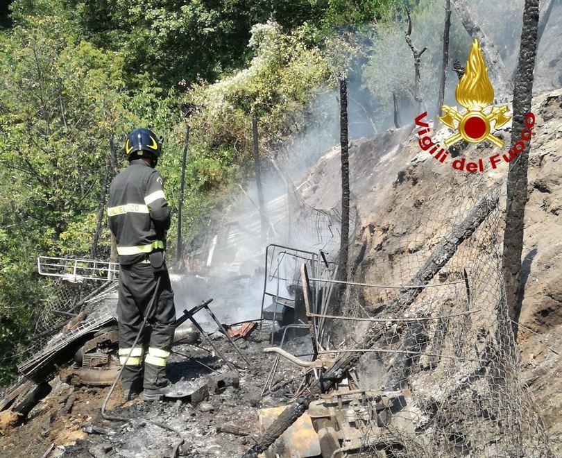 Incendio devasta rimessa agricola
