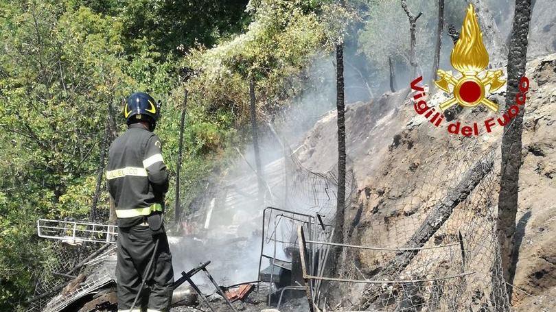 Incendio devasta rimessa agricola