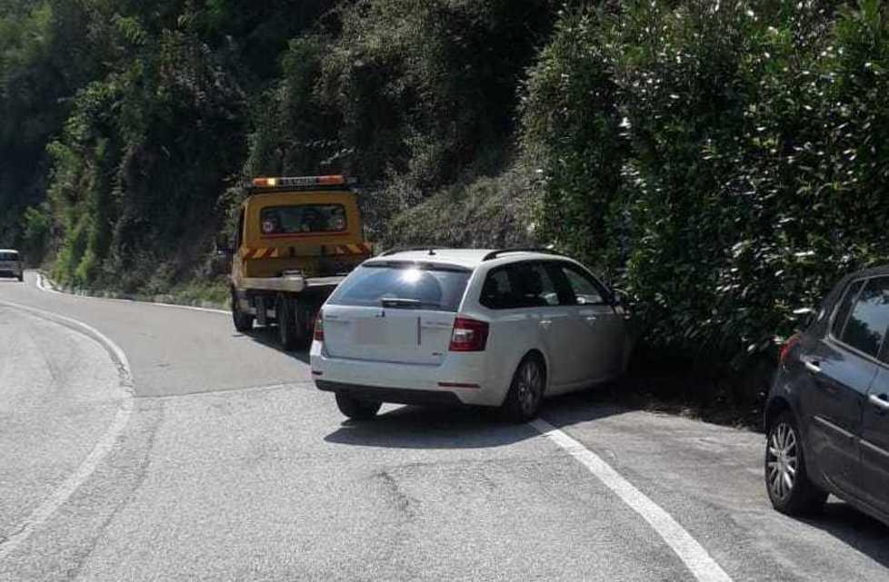 Si schianta contro il muretto