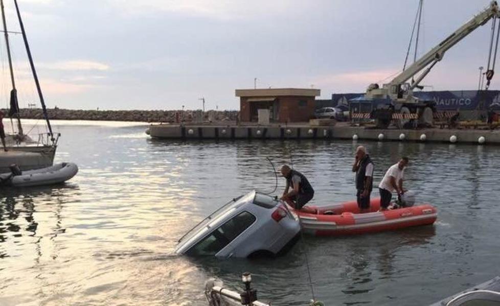 Fulmine colpisce due persone che cercano riparo Salve per un soffio 