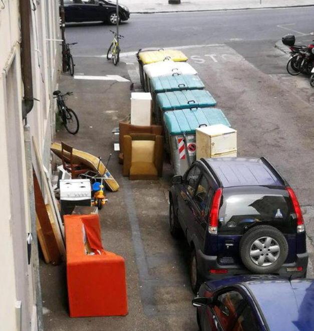 Rifiuti sul marciapiede e pochi controlli