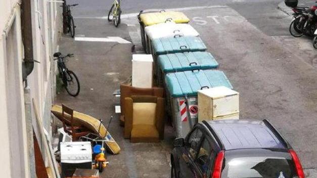 Rifiuti sul marciapiede e pochi controlli