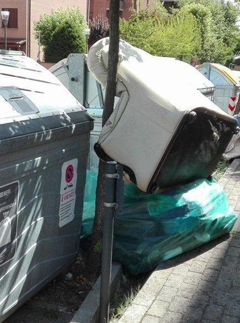 Rifiuti, si scatenano i barbari