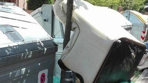 Rifiuti, si scatenano i barbari