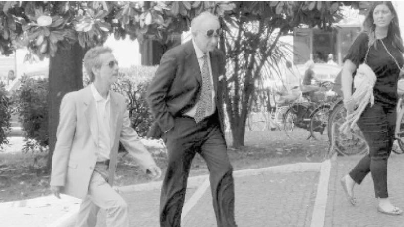 Enrico Desideri (a sinistra) entra nel palazzo di giustizia