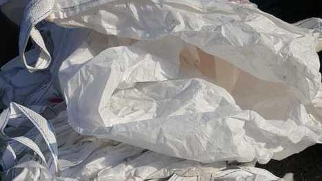 Inquinanti abbandonati vicino al cimitero