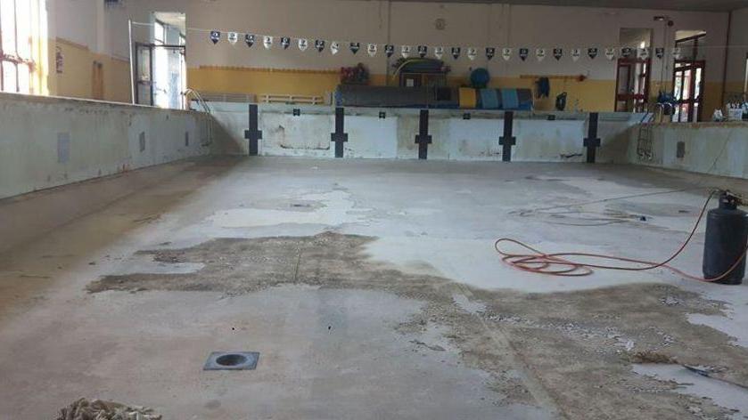 Piscina coperta Un nuovo telo nella vasca grande