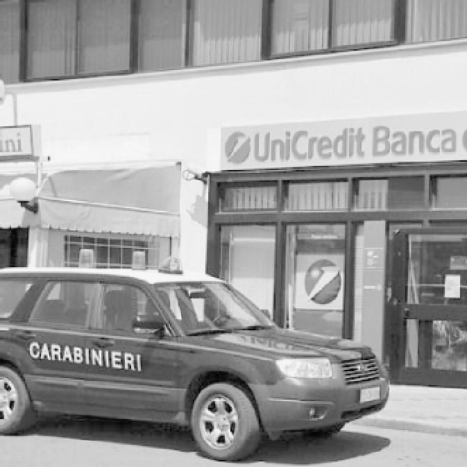 Due rapine in banca, clienti tenuti in ostaggio