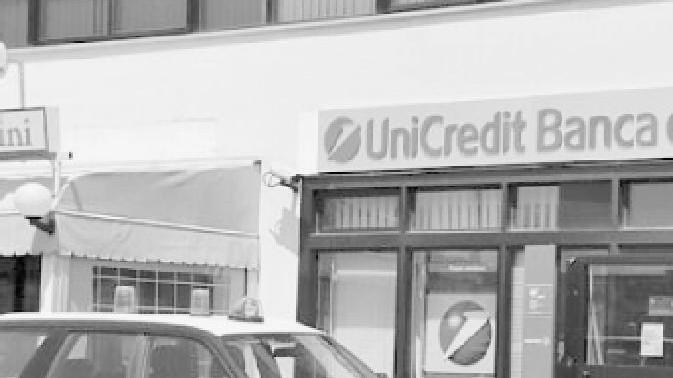 Due rapine in banca, clienti tenuti in ostaggio