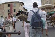 Spara tra i turisti in piazza dei Miracoli